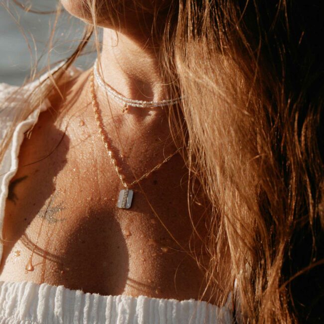 Collier Paia doré avec pendentif en nacre blanche Atelier R