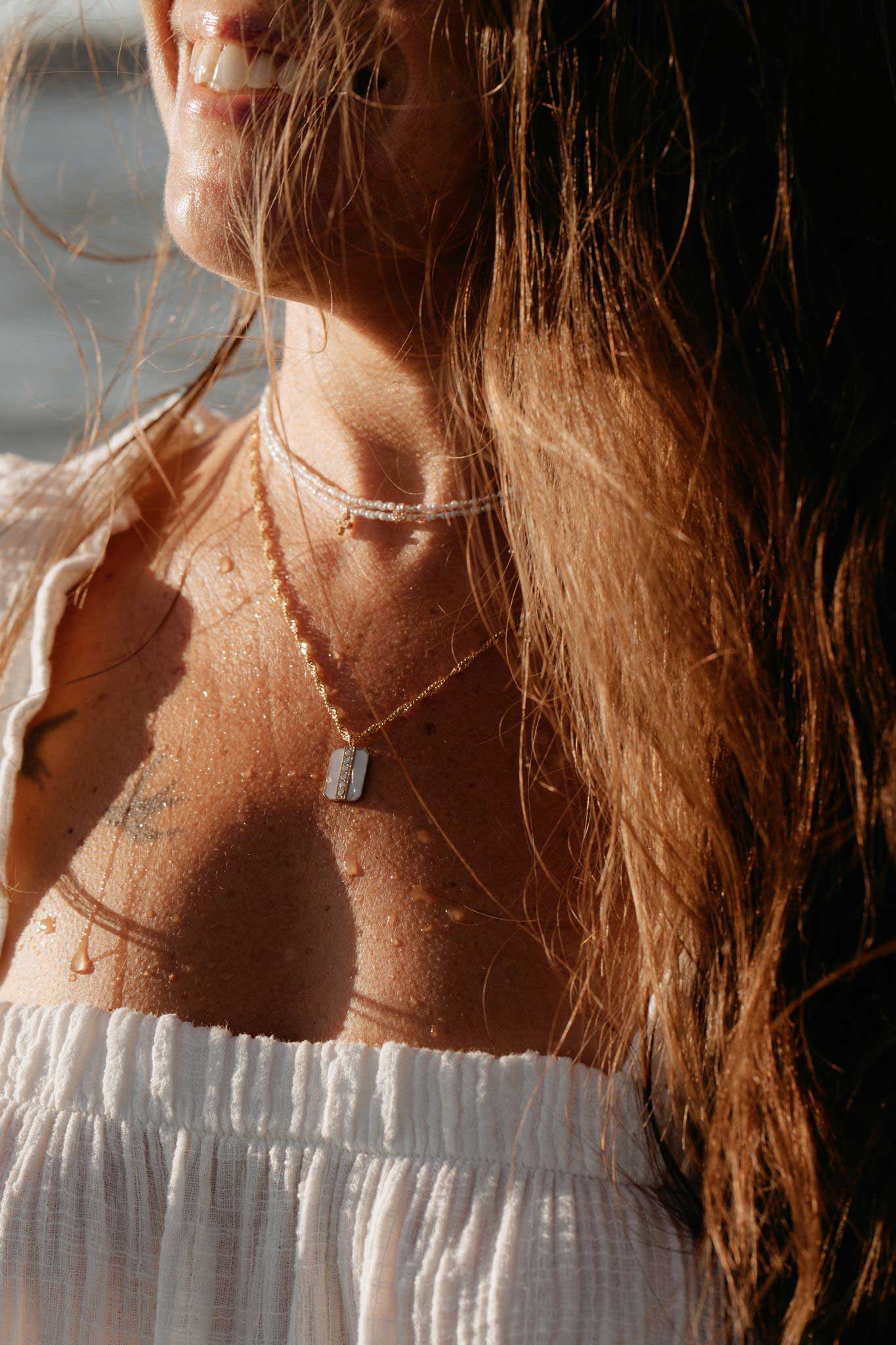 Collier Paia doré avec pendentif en nacre blanche Atelier R