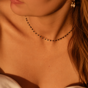 Collier Papara ras de cou doré avec perles noires Atelier R