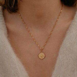 Collier Manée porté avec chaîne Singapour dorée et pendentif rond arbre de vie