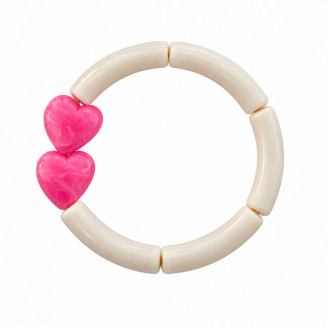 Bracelet Marie avec perles tubes crème et deux cœurs rose vif en résine