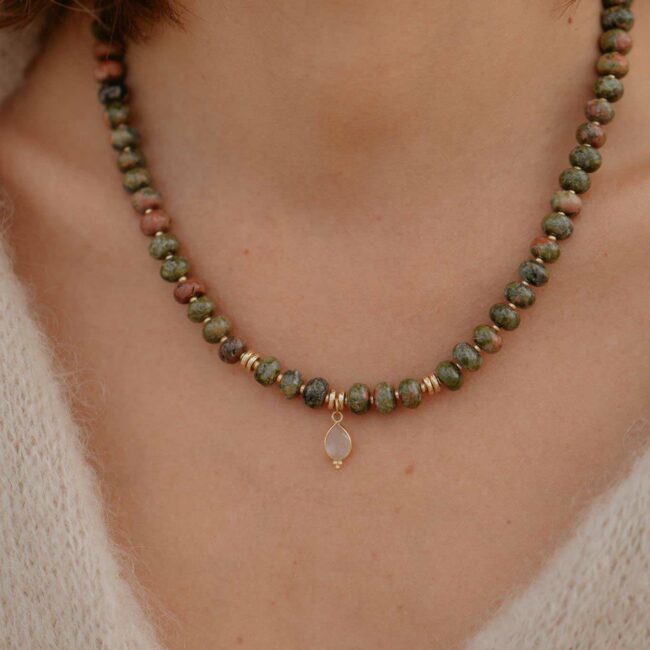 Collier Chrystèle porté en perles d’unakite avec pendentif facetté en cristal de roche
