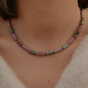 Collier Françoise porté avec perles tubes en unakite verte et jade rose