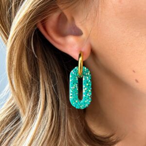 Créoles Josy Aqua portées avec pampille rectangle turquoise en résine et créole dorée